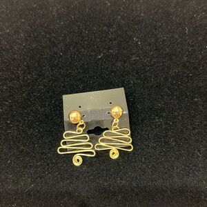 Gold wire earrings 💫